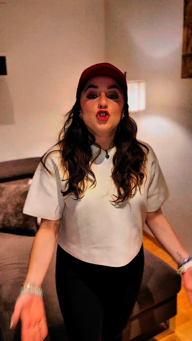 Instagram post by @dianagmm for KitKat. Caption reads: ¿Yo ya me di mi break, y tú? @kitkatmexico 🍫
Para....