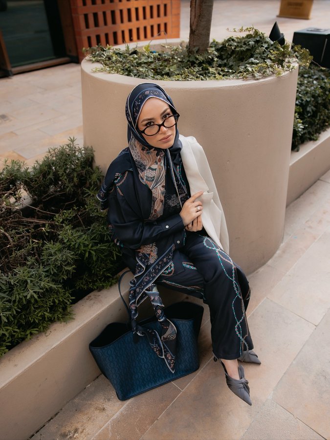 Instagram post by @zehraaselvi for Imannoor. Caption reads: great friday mood ⋆｡🖤⃝🦋ﾟ｡⋆｡ﾟ

Full look /....