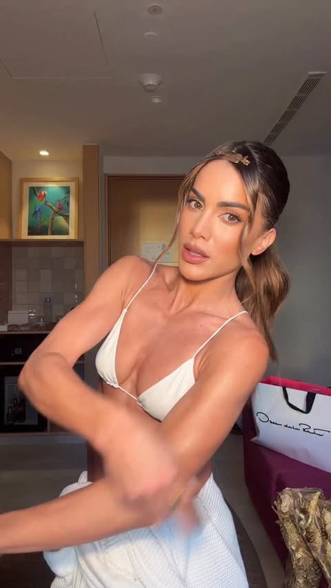 Instagram post by @camilacoelho for Oscar De La Renta. Caption reads: [...] Wearing full Oscar look and the....