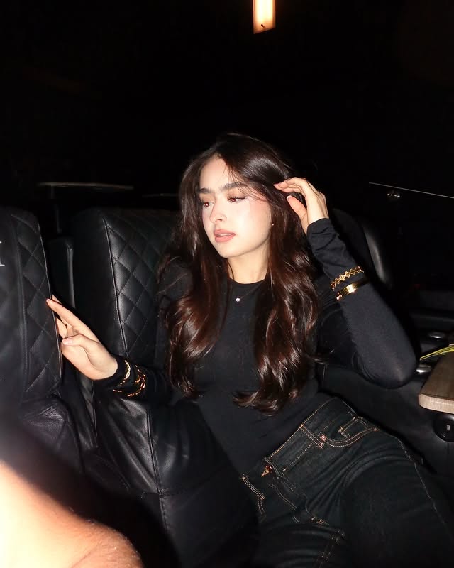 Instagram post by @jacqui.comm for Bershka. Caption reads: el cine estaba solito 🦦
@bershka #bershkastyle....