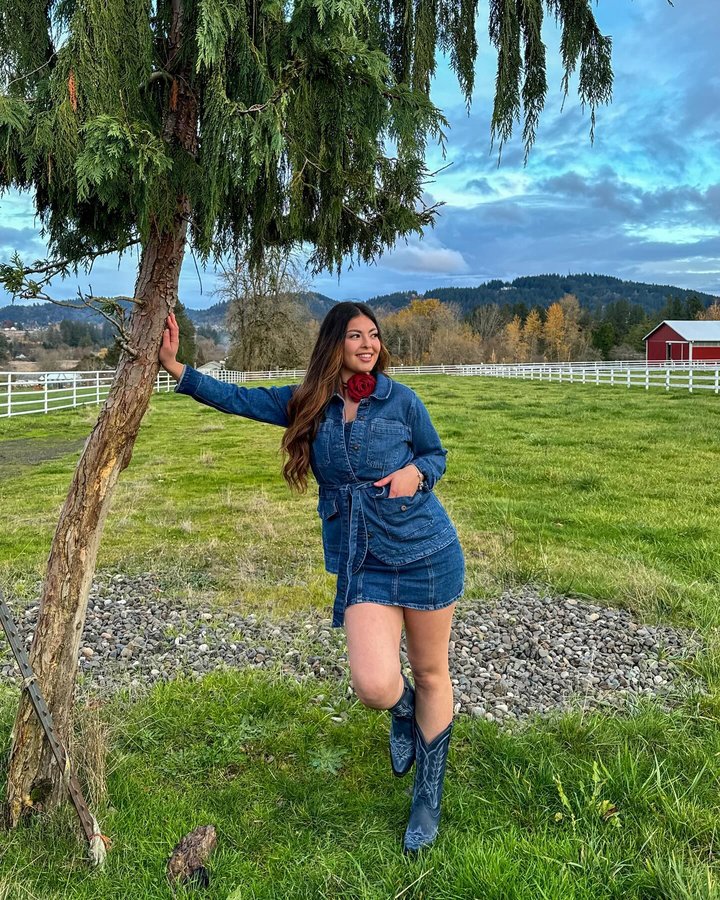 Instagram post by @najabi.uribe for Lane Boots. Caption reads: [...] the charm! • #westernvibes #shesagem....