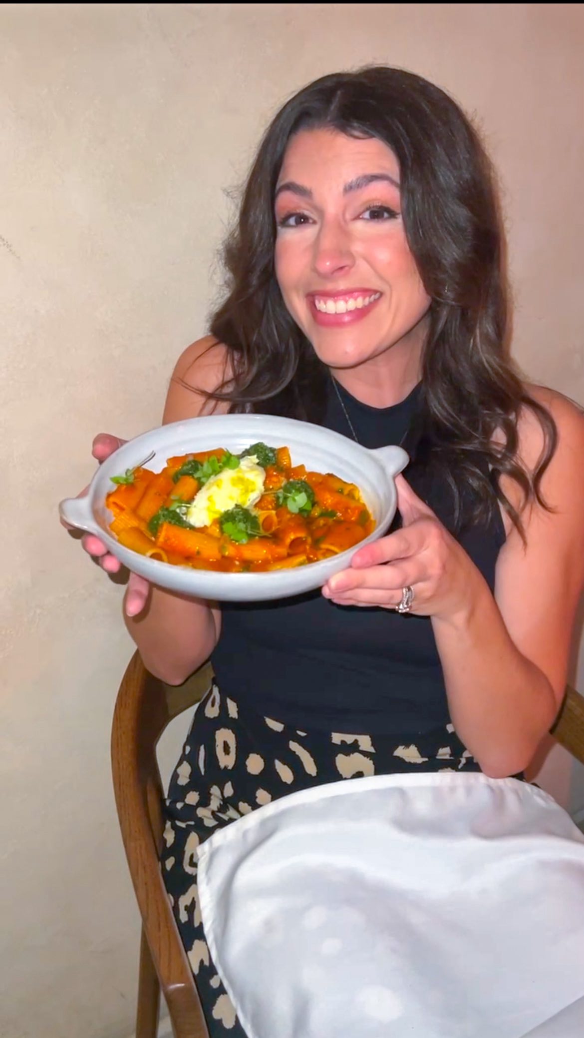 Instagram post by @lindsaydiponzio for Visit Orlando. Caption reads: 🍴 MAGICAL DINING MONTH🍴
.
Orlando’s favorite....