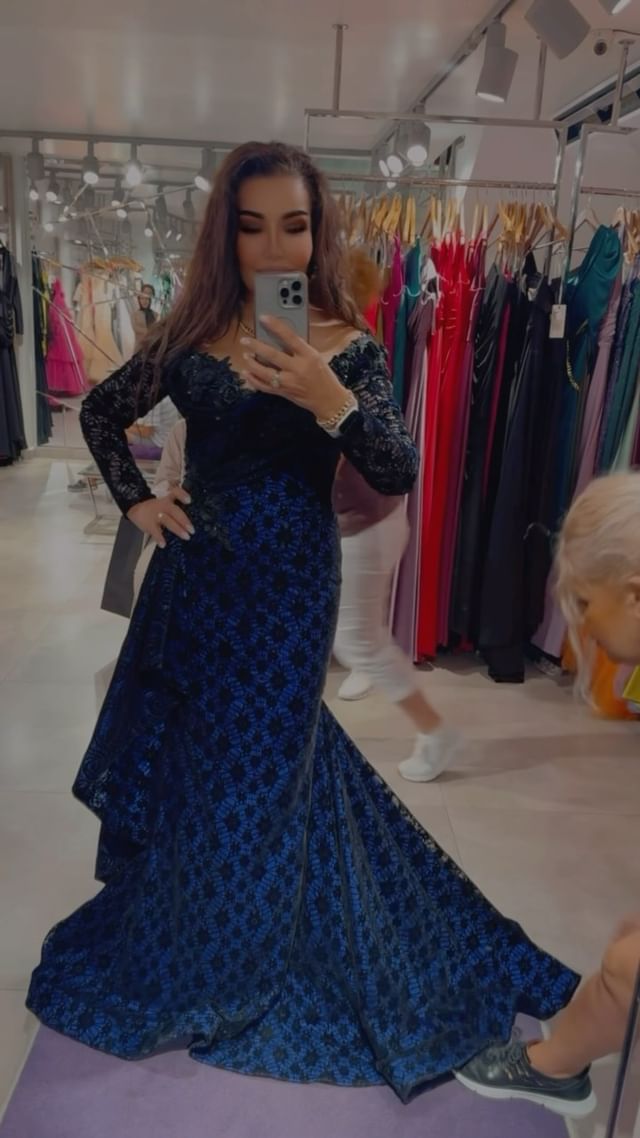 Instagram post by @hosila_singer for Alfabeta. Caption reads: Туркияга дам олиш илинжида келиб шоппинг килмай....