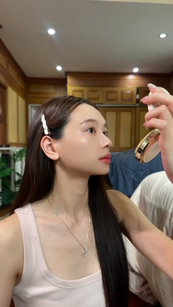 Instagram post by @aoeiix for Clinique Thailand. Caption reads: เคล็ดลับผิวดูสุขภาพดีด้วย✨Clinique Moisture Surge....