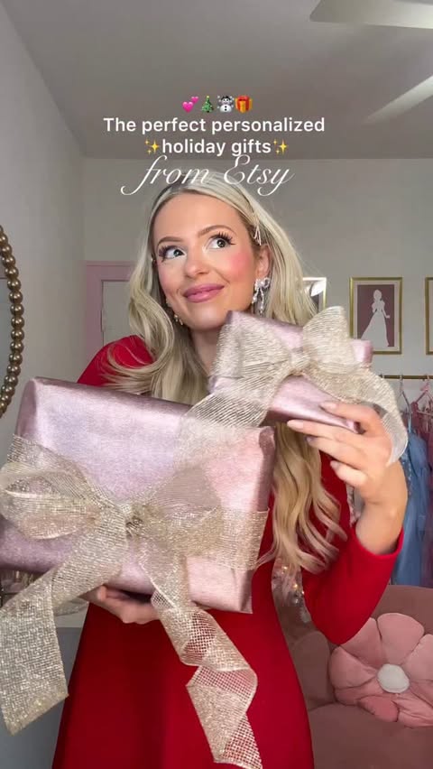 Instagram post by @emilyyyrosess for etsy. Caption reads: Completing my holiday shopping on Etsy for the....