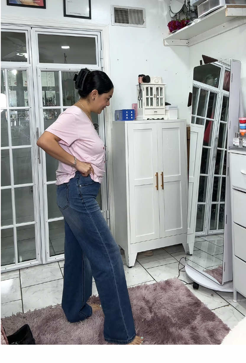 TikTok post by @viryescalantec for Genleck. Caption reads: Jeans a mi medida 🙌😌#jeans @Genleck .