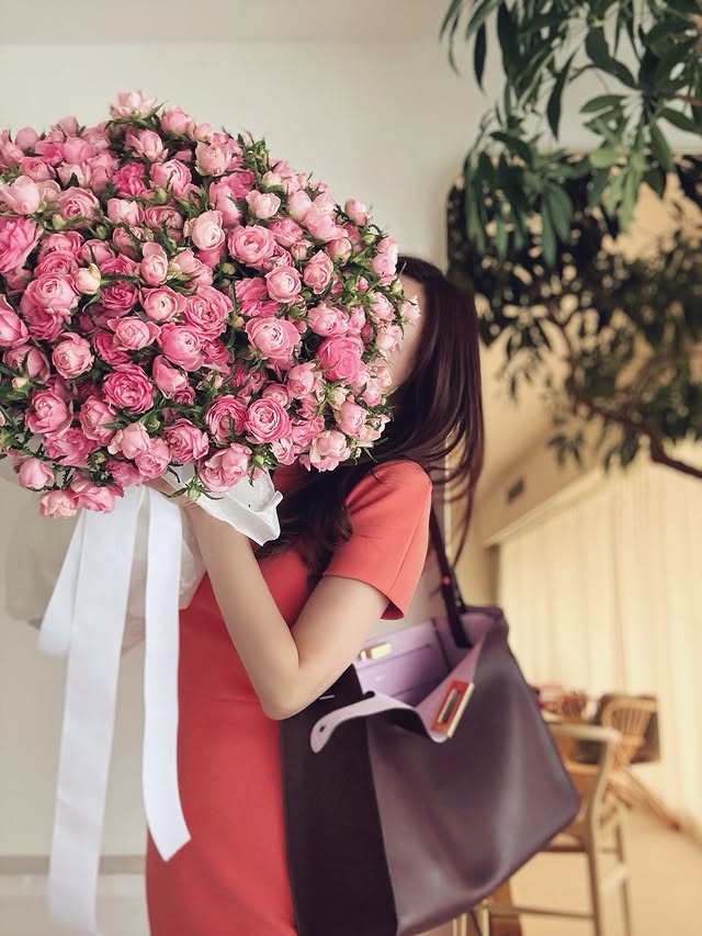 Instagram post by @megumi_kanzaki for Fendi. Caption reads: ・
FENDI Way. 

@fendi 
#fendi 
#ThanksFENDI.