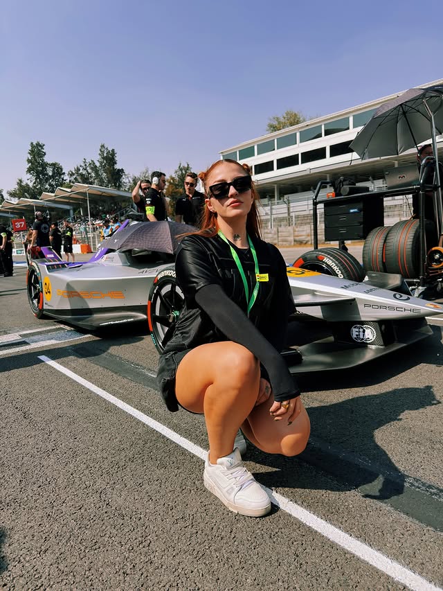 Instagram post by @majoespondaa for Porsche. Caption reads: Formula E 👽🛸 #PorscheEnFormulaE #RaceBorn.