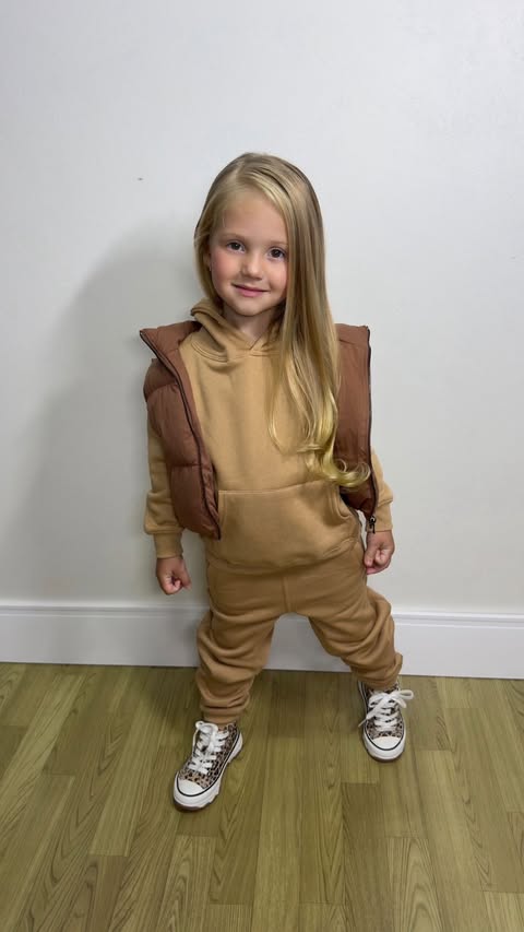 Instagram post by @rafa.tonton for Fashion Nova. Caption reads: @NovaKids by @FashionNova 🤎🫰🏻

🔎 Mini Stole....