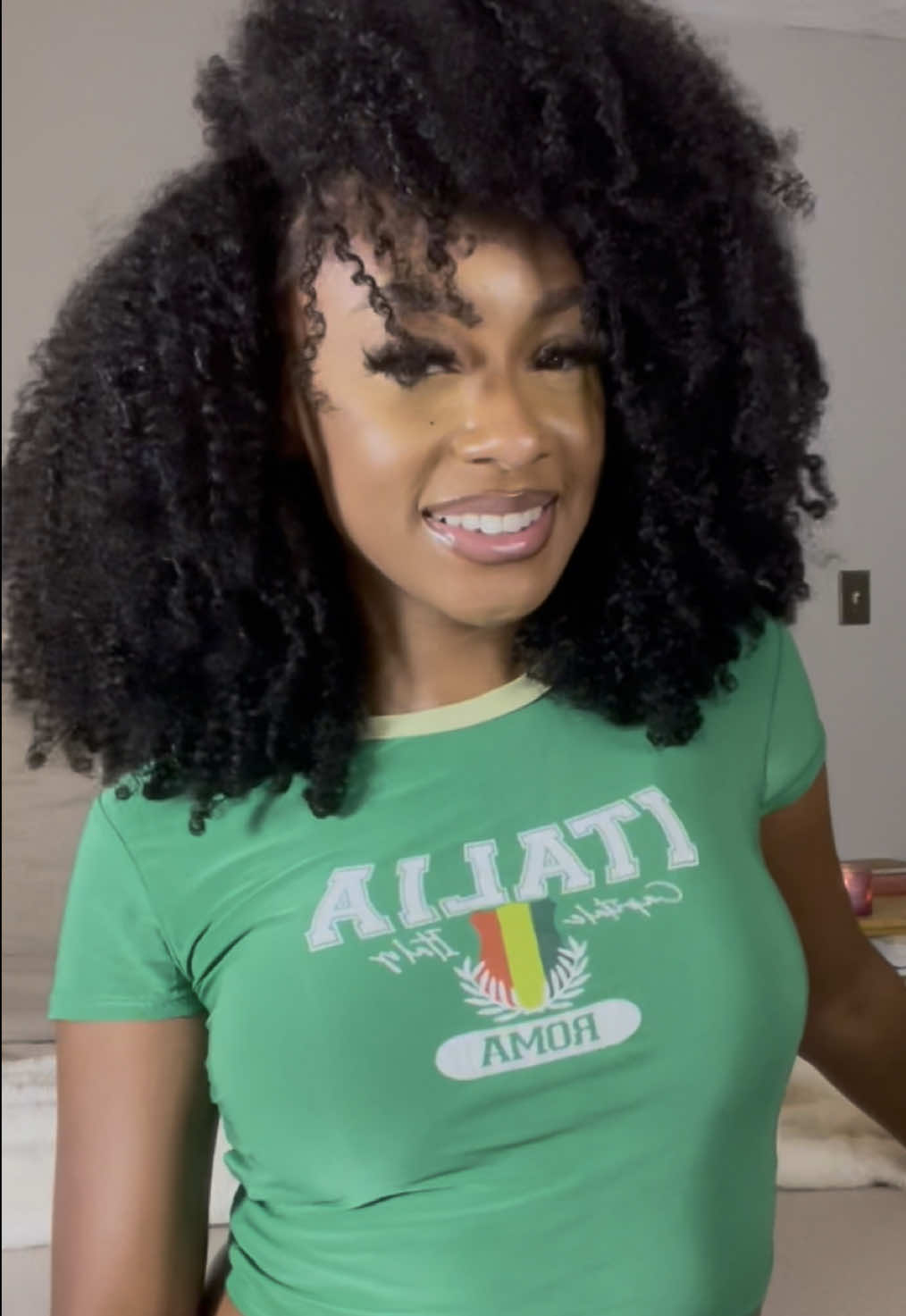 TikTok post by @simonesanderss for OQHAIR. Caption reads: [...] NO HEAT on my leaveout! #4chairstyles....