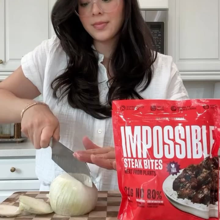 Instagram post by @edithxbellaa for Impossible Foods. Caption reads: I’m sharing one of my favorite dishes—bistec en la....
