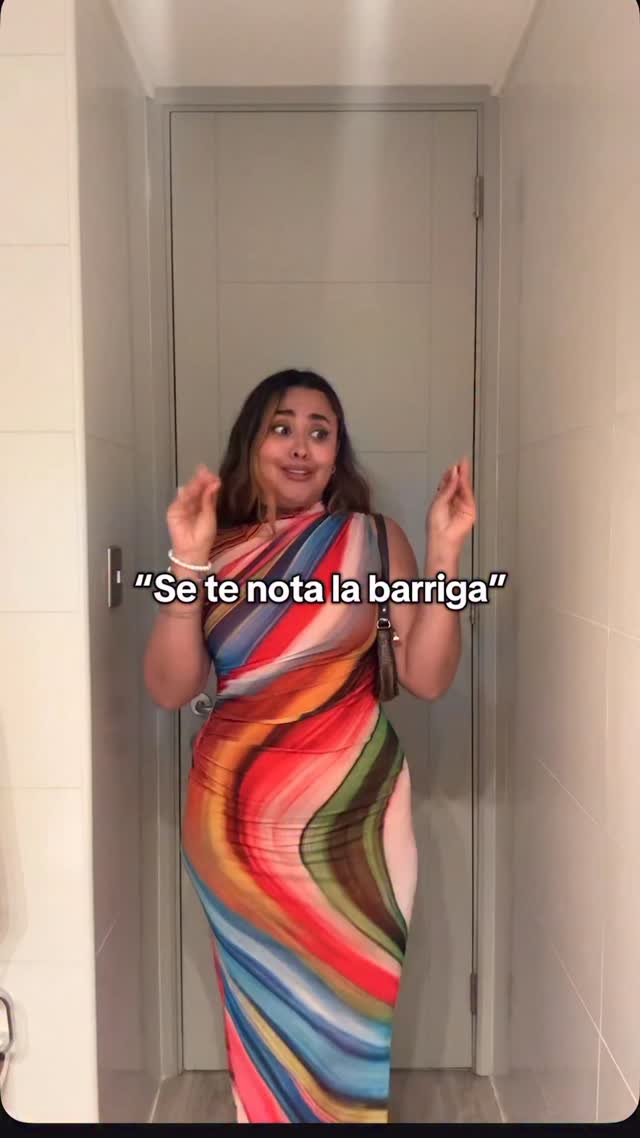 Instagram post by @babisanoja for Desigual. Caption reads: PERIODT 💋✨ Vestido @desigual 🌈

#trend....