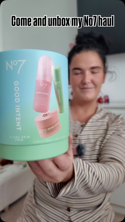 Instagram post by @7hearts_onehome for No7. Caption reads: Ad Come and unbox my first @no7uk order with me I....