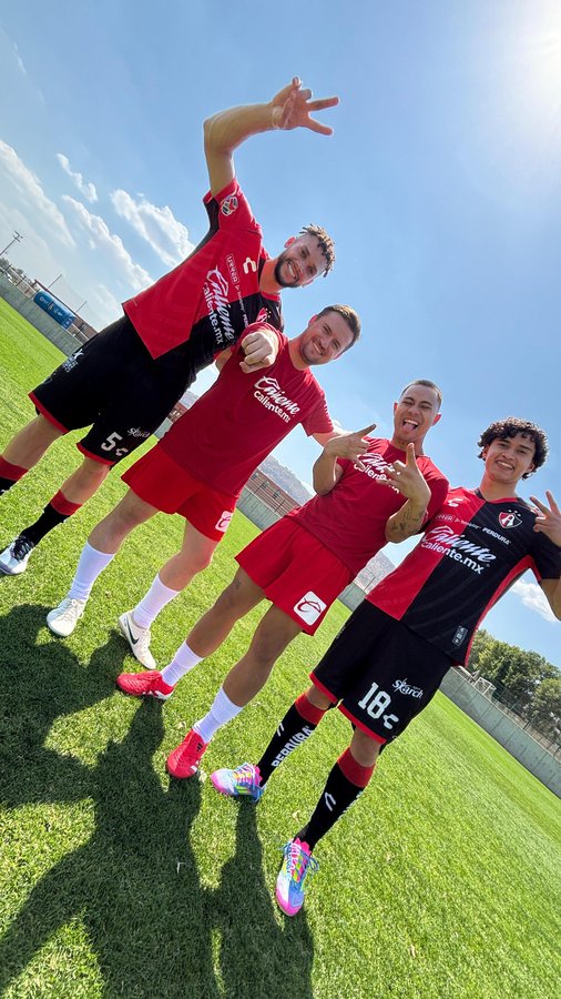 Instagram post by @arturo21gonzalez for Caliente.mx. Caption reads: ¡EYYYY! NO SE VALE ESTARSE COPIANDO....