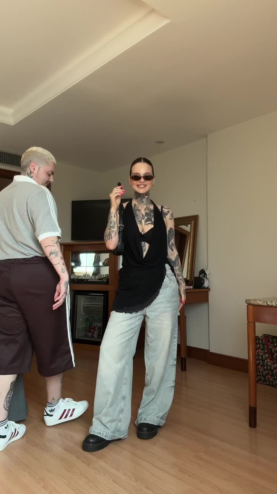 TikTok post by @mariaeucor for Rock in Rio. Caption reads: Lookinho com CAOS pro ultimo dia de @Rock in Rio .