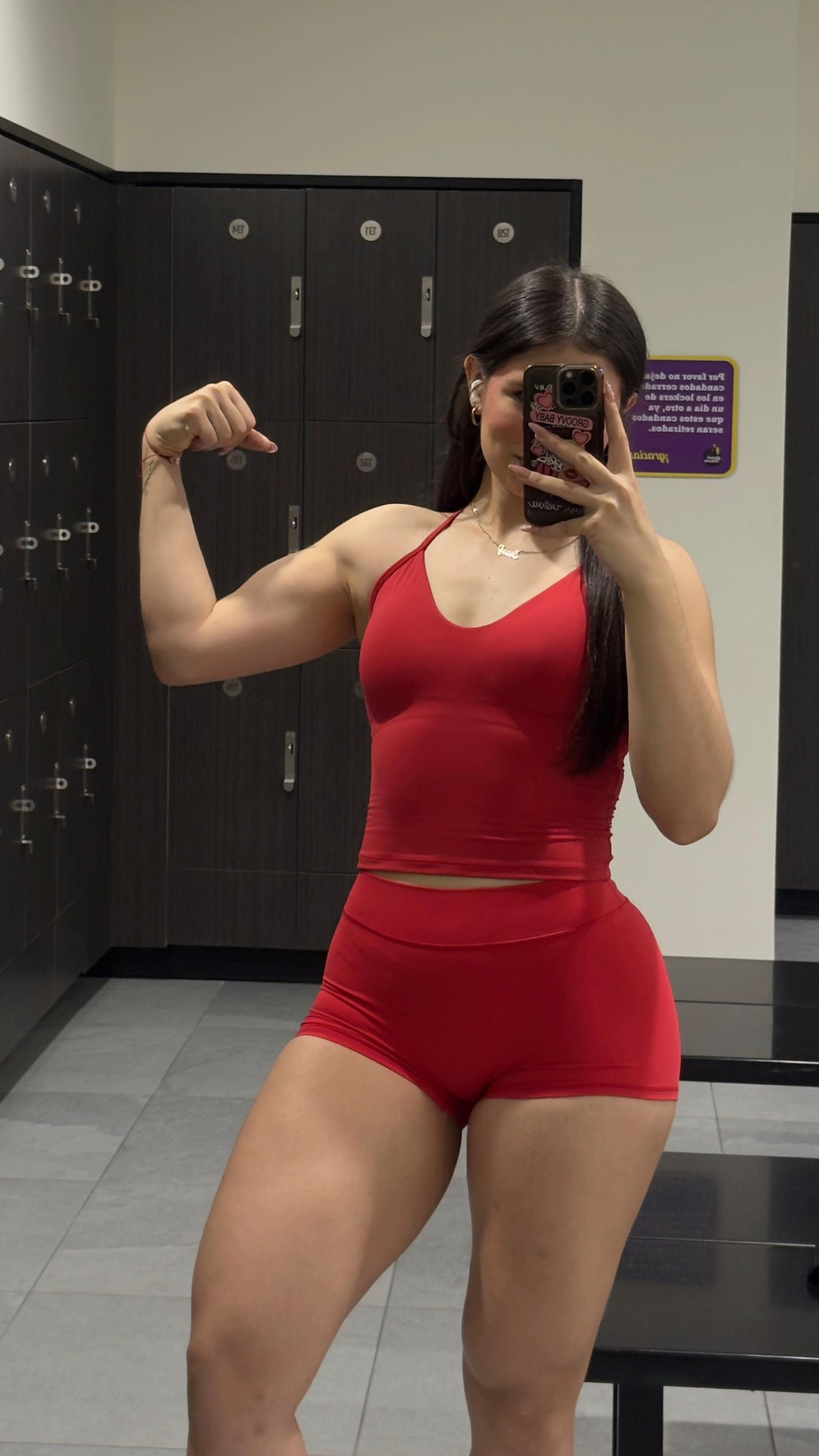 TikTok post by @josselin.lc for Yeoreo. Caption reads: Outfit completo de @YEOREO 🤩 #fy #gymgirl #outfit....