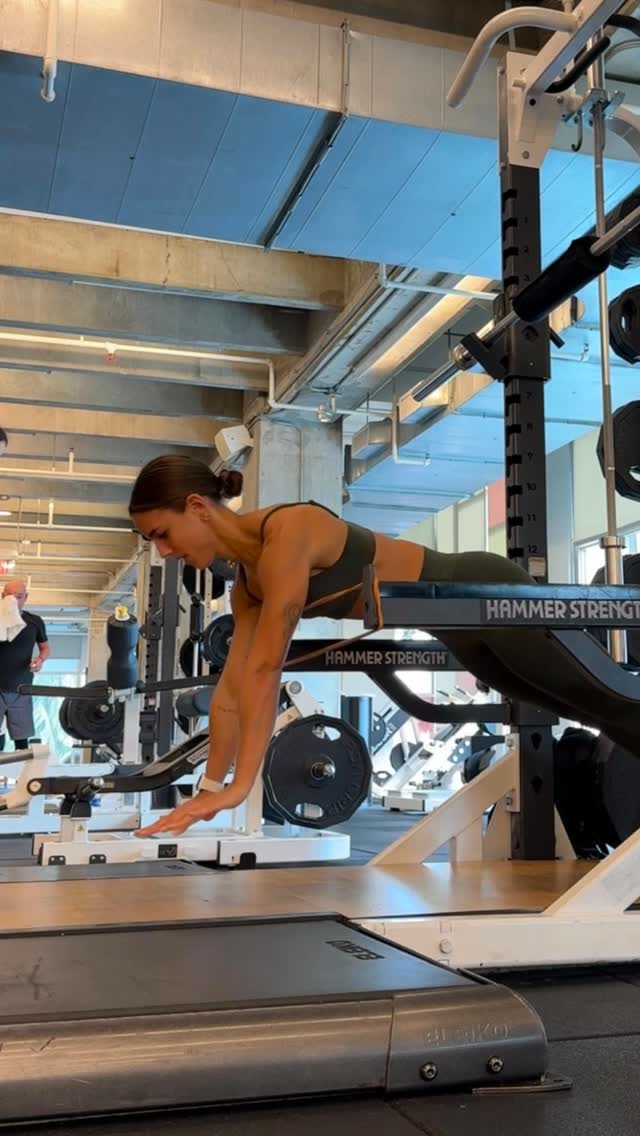 Instagram post by @camerongracegains for Paragon Fitwear. Caption reads: CORE X UPPER BODY 😮‍💨

Happy Monday! Start your....