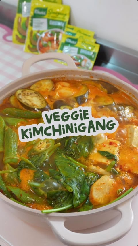 Instagram post by @skybluecafe.ph for Knorr Philippines. Caption reads: 2026 BUDGET MEALS EP 22: Veggie Kimchinigang....