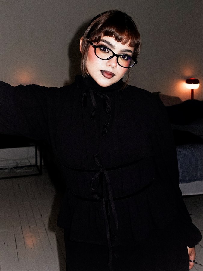 Instagram post by @ana.crisko for Urban Decay. Caption reads: las leyendas nunca mueren…….🤫.