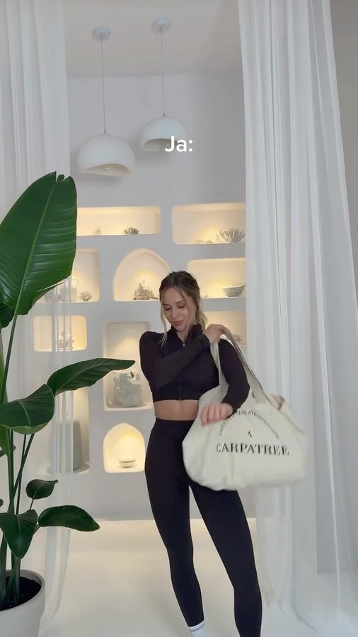 Instagram post by @agulax for Carpatree. Caption reads: [...] cute gym outfits 

#gym #gymoutfits....