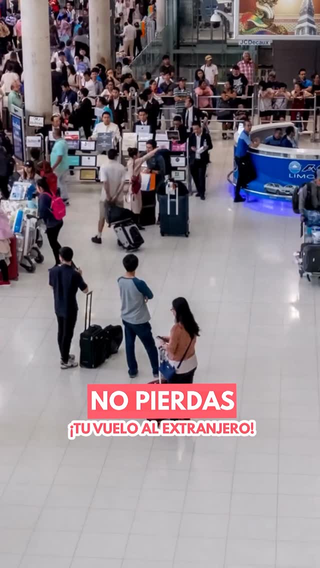 Instagram post by @mundukos for Holafly. Caption reads: Internet con descuento con la eSIM de @holafly_es....