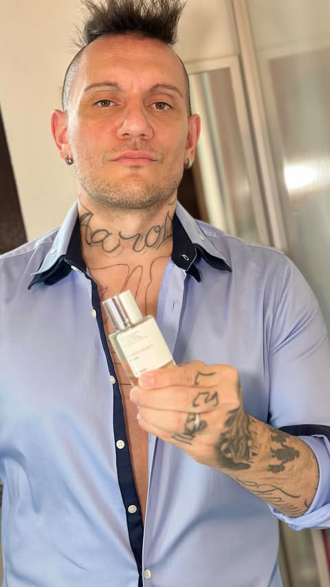 Instagram post by @assu_g_ for Dossier. Caption reads: “𝑼𝒏 𝒖𝒐𝒎𝒐 𝒔𝒂𝒈𝒈𝒊𝒐 𝒔𝒂 𝒄𝒉𝒆 𝒊𝒍....