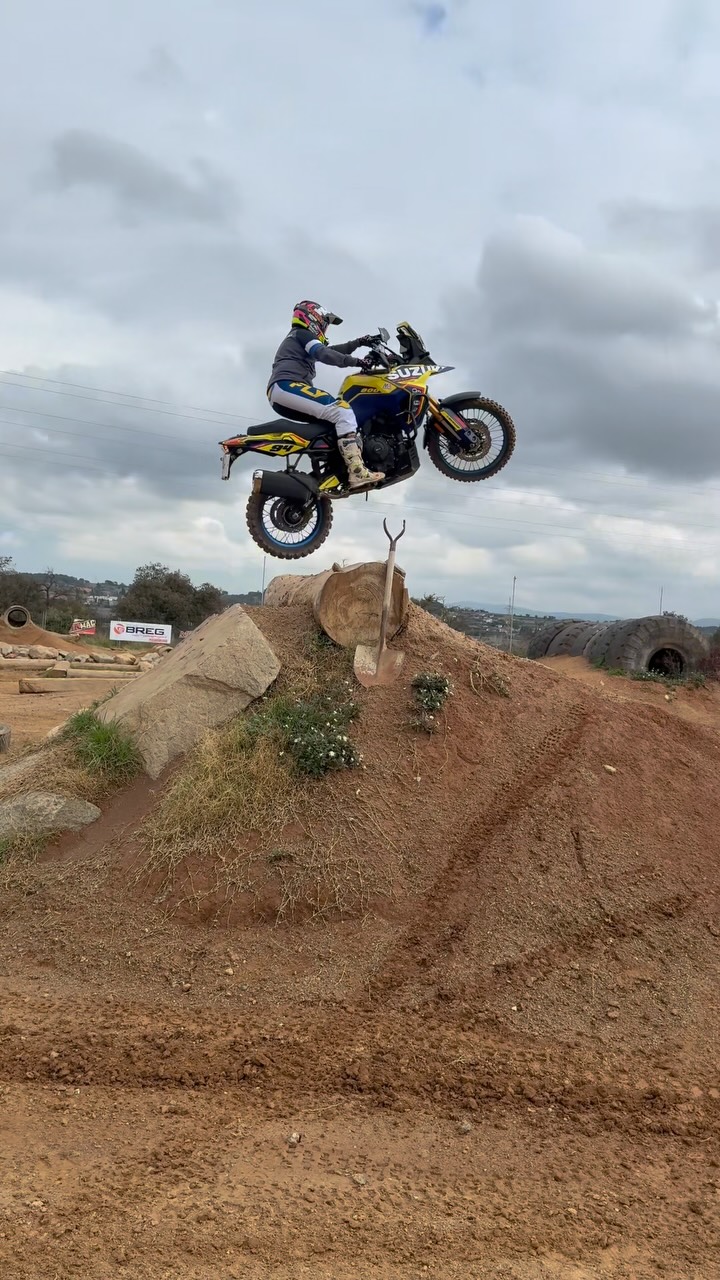 Instagram post by @tonipovedano94 for Outback Motortek. Caption reads: ⚡ “La aventura despega: mi V-Strom también vuela....