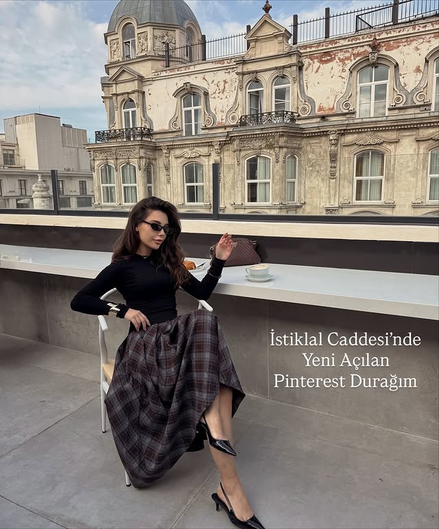 Instagram post by @saadetaydinnnn for Simple Retro. Caption reads: Fall season fav season 🥐🍂☕️.

Eteğim....