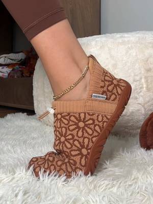 TikTok post by @theeditbygab for Watelves. Caption reads: Flexible and washable barefoot shoes @WateLves....