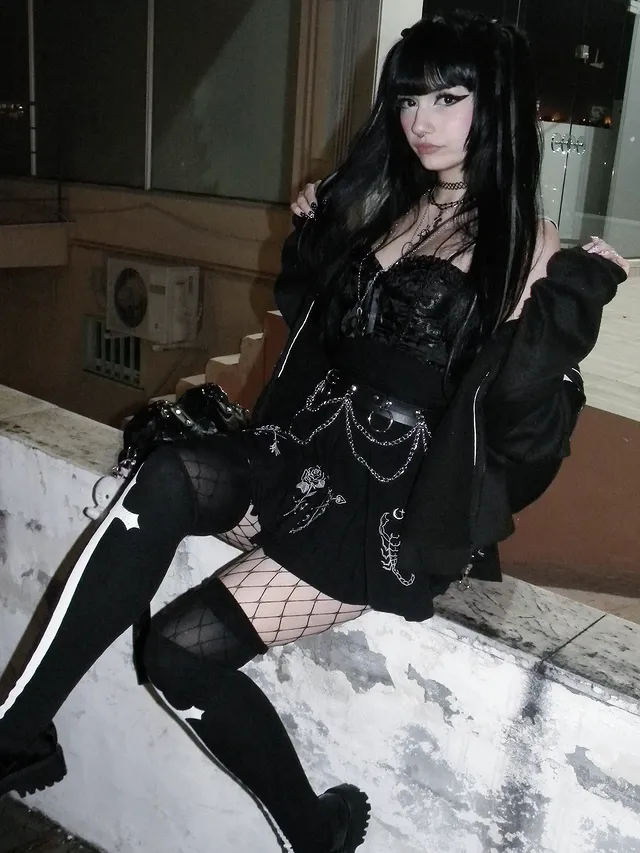 Instagram post by @ginwuh for Hell Bunny. Caption reads: "i can fix her" her :
-
skirt sent by....