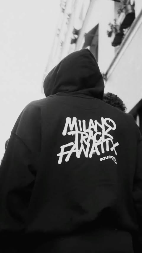 Instagram post by @milanotrackfanatix for Saucony. Caption reads: Paris, a story apart.
•
Video by @bertolazzigiulia.