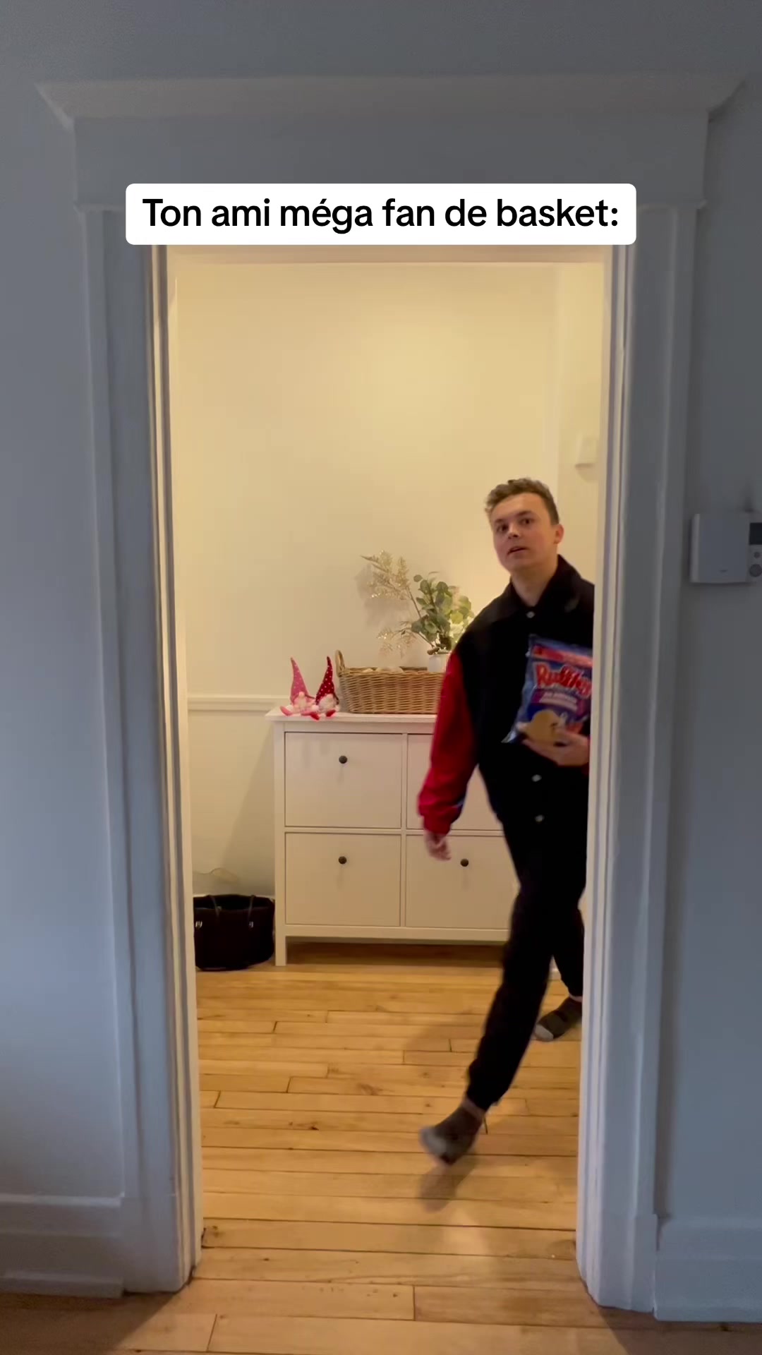 TikTok post by @danickmartineauofficiel for Ruffles. Caption reads: Ton ami qui est méga fan de basket ! #pub @Ruffles....