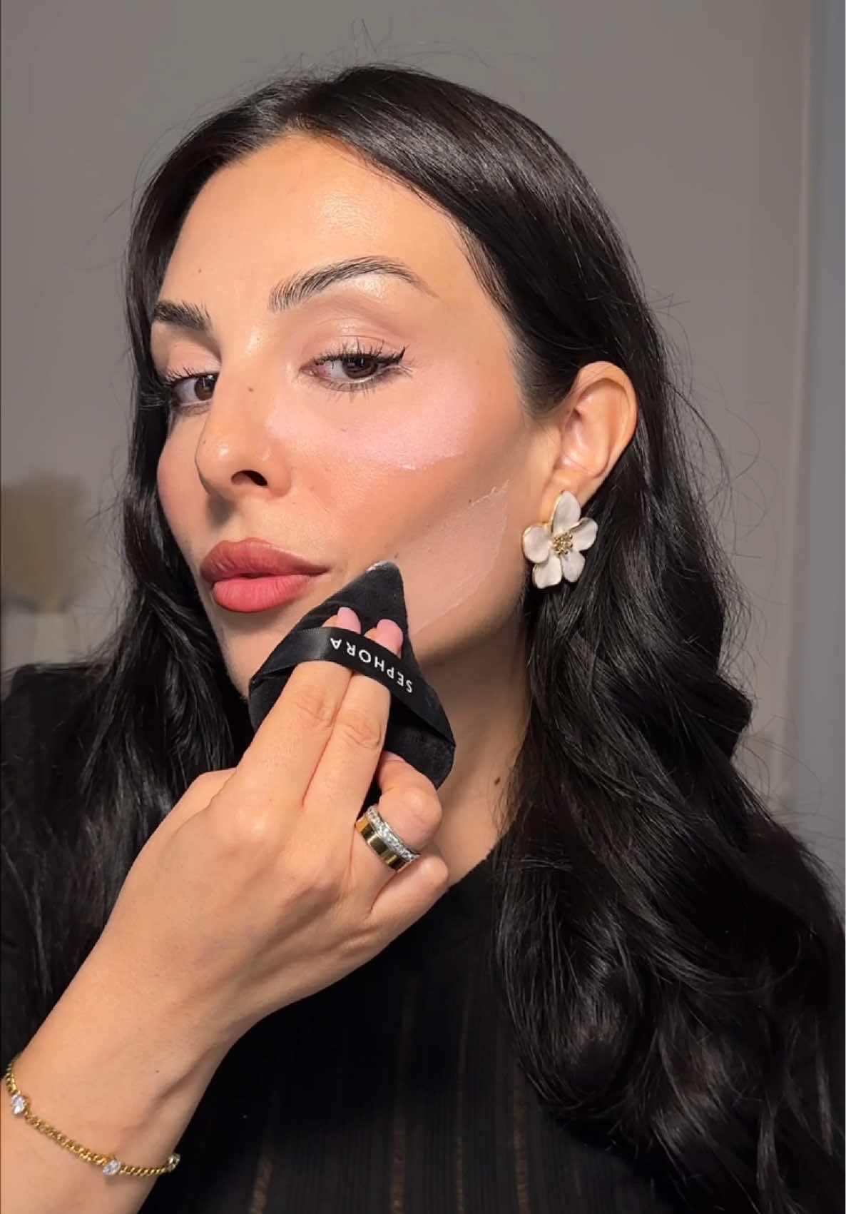 TikTok post by @ambrajessmakeup for Kosas. Caption reads: ASMR Cloud Baking ☁️ insieme a @Kosas ! La Cloud....