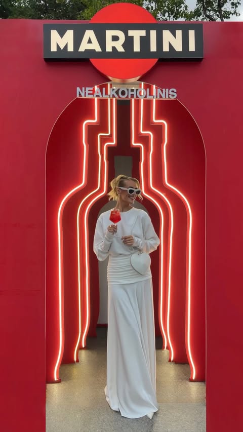 Instagram post by @evitasup for MARTINI. Caption reads: [...] dressed in white, with Non-Alcoholic MARTINI....