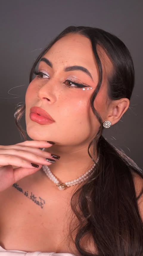 Instagram post by @manumikota for Mercado Livre. Caption reads: Ideia de make para o Natal/Ano novo🎅🏻

ID....