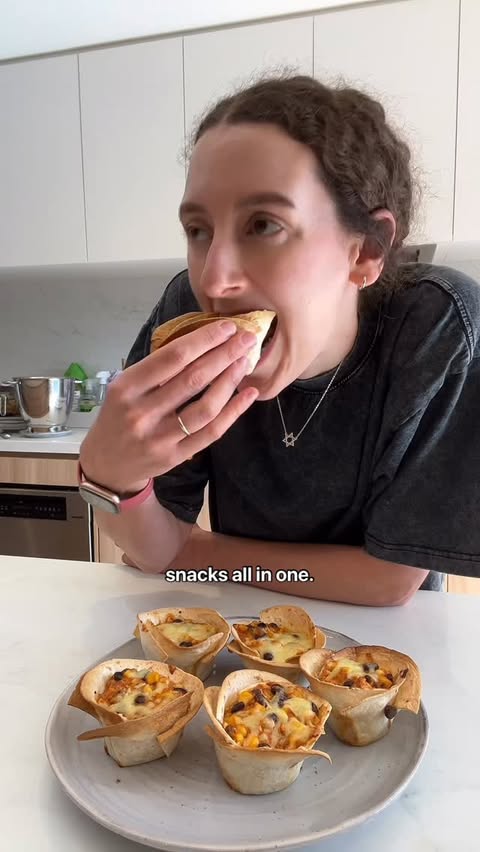 Instagram post by @ellitamar for Mingle Seasoning. Caption reads: Mess-free taco cups! Quick, easy, kid-approved —....