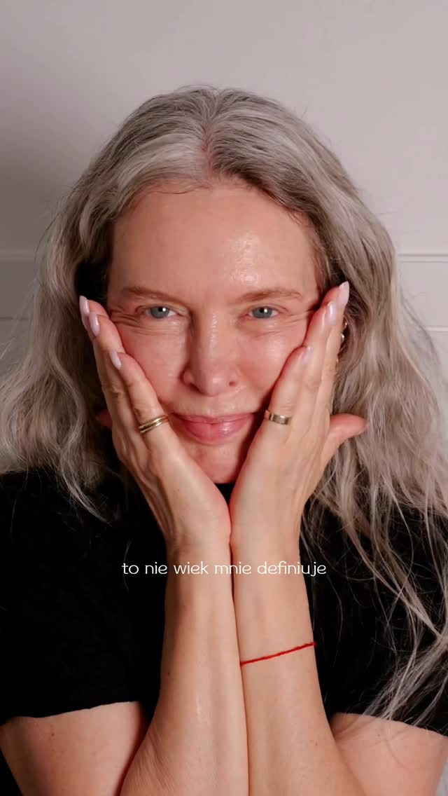 Instagram post by @bognasworowska for Estée Lauder. Caption reads: Z biegiem lat bardziej wsłuchuję się w....