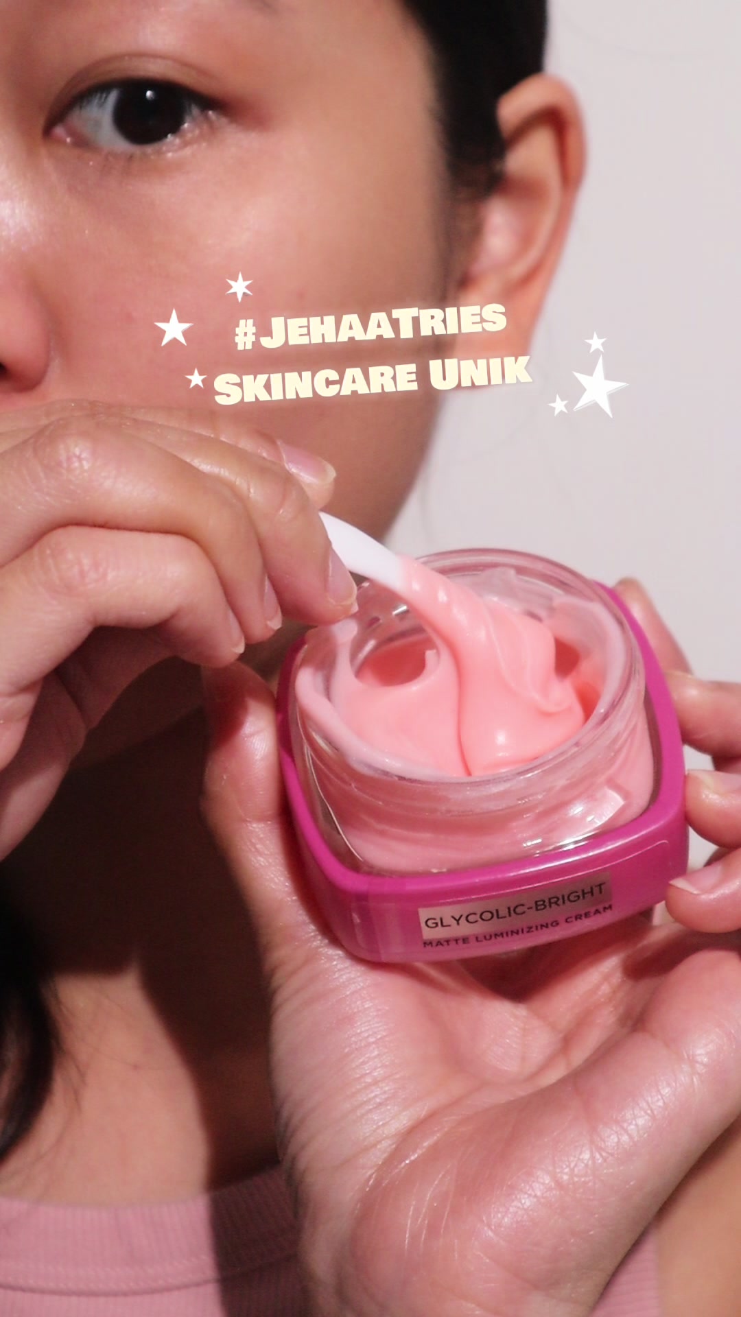 TikTok post by @jessicajehaa for L’Oréal Paris Indonesia. Caption reads: Baru pertama kali nemu skincare teksturnya kayak....