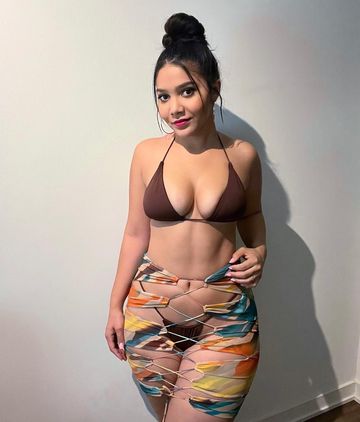Instagram post by @laureeennn1 for Icon Swim. Caption reads: Wintertime fine. ✨ This set from @iconswim is....