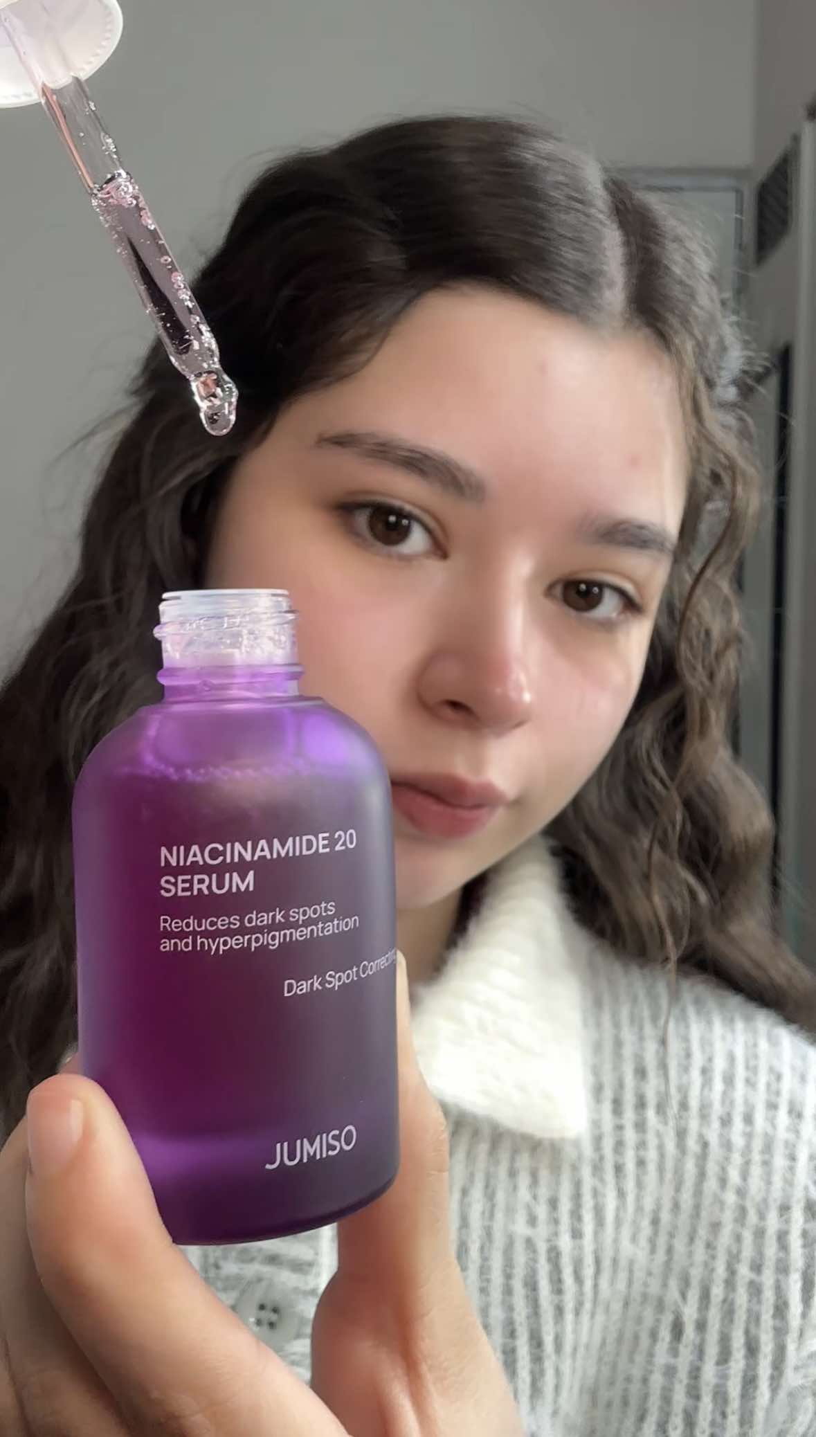 TikTok post by @gretacamposz for YesStyle. Caption reads: [...] niacinamida al 10% o al 20%? 🫧  @YesStyle....