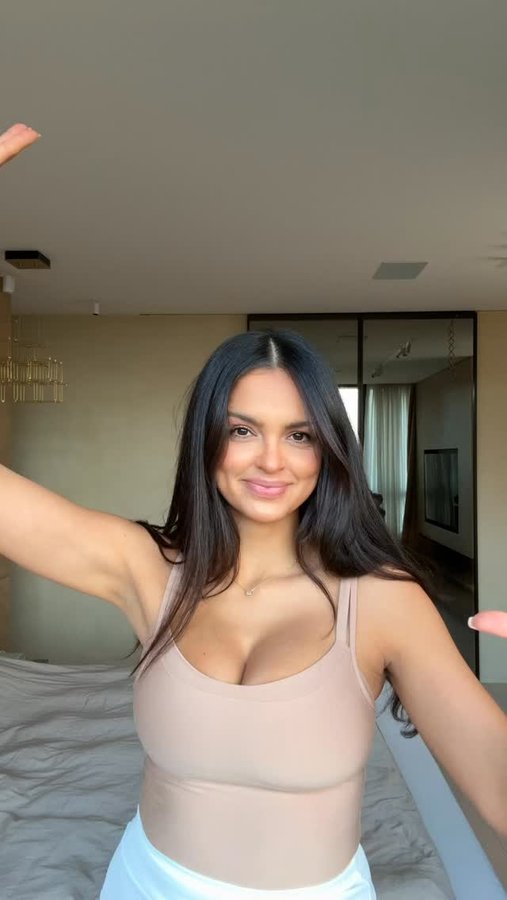 Instagram post by @klaudia_el_dursi for Syoss. Caption reads: Let them curl💇🏽‍♀️

REKLAMA @syoss....