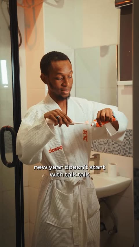 Instagram post by @feeiziey for Closeup. Caption reads: [...] ❤️

#CloserIsBetter #FreshConfidence....