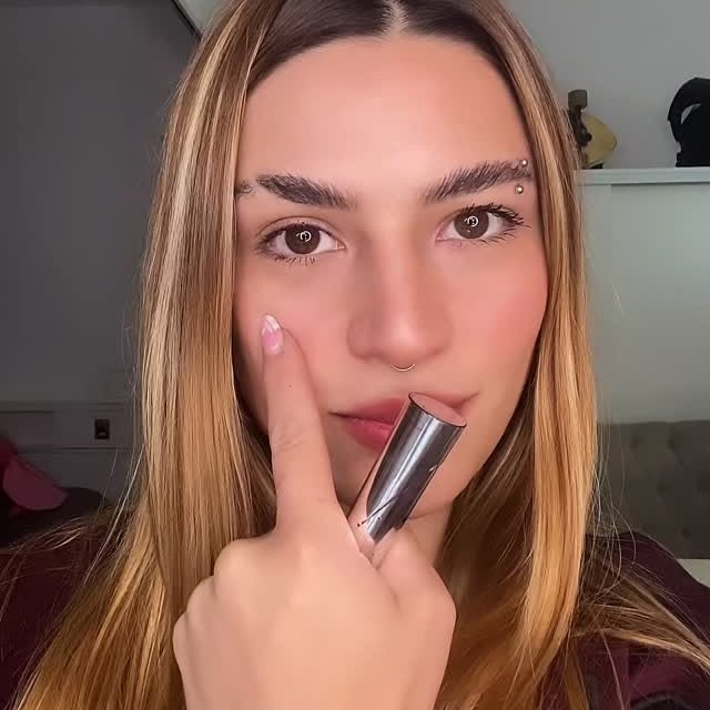 Instagram post by @belenlupinacci for ForMe Tips. Caption reads: Pestañas Maybelline - Sky High🩷 waterproof (a....