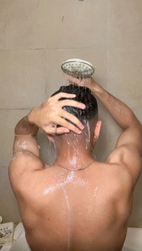 Instagram post by @27elvano for Clear Vietnam. Caption reads: RITUAL DULU 💦🛁 Jadi ini yang bikin cowo lama di....