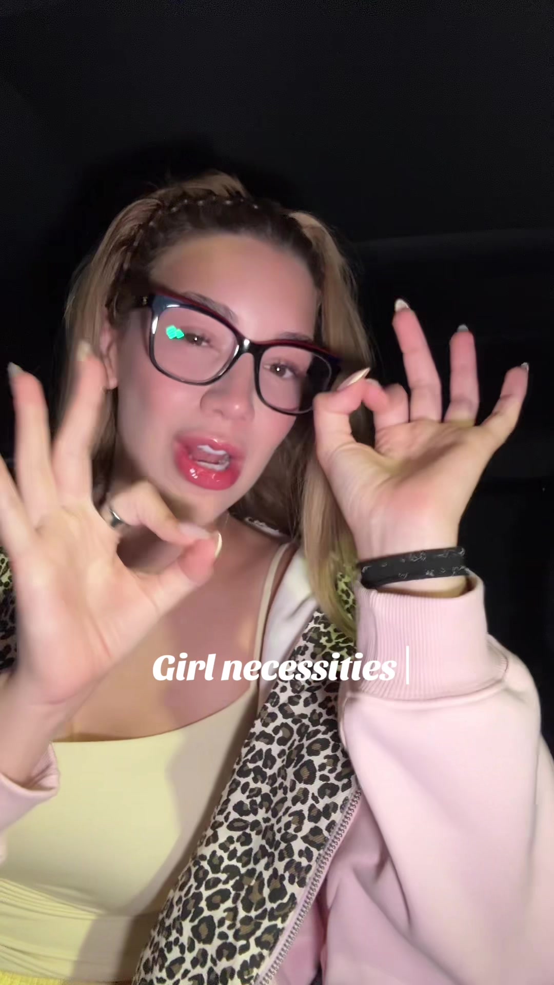 TikTok post by @valeriaaacarrasco00 for REDTIGER. Caption reads: Perfecta para capturar TODO📸 @REDTIGER 🤍 Choose....