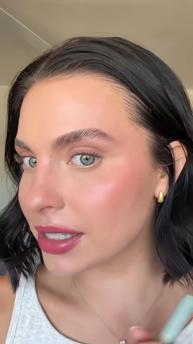 Instagram post by @sylviavanhoeven for bareMinerals. Caption reads: Want the Blonzer? Comment “LINK” & a dm with the....