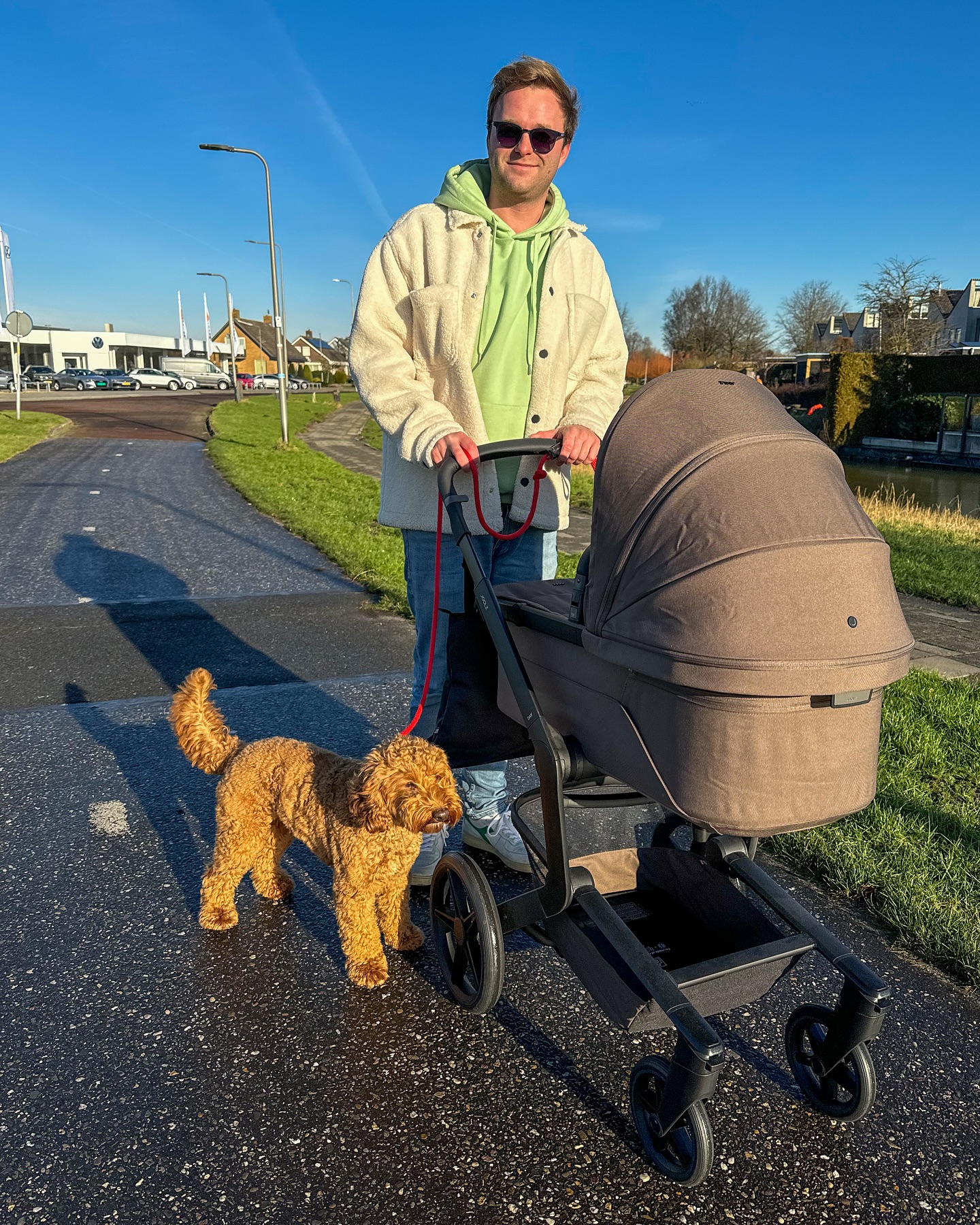 Instagram post by @tomvdweerd for Joolz. Caption reads: Als vader kun je niet vroeg genoeg beginnen om je....