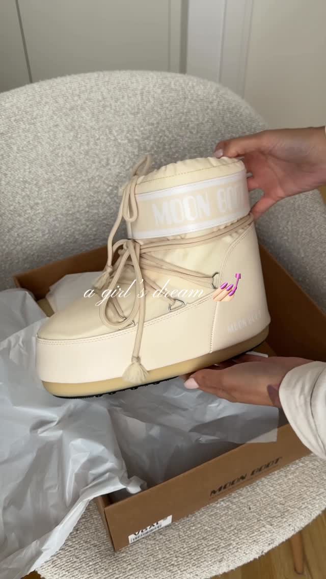 Instagram post by @asyadilerim for Moon Boot. Caption reads: Moon boot unboxing 🫰🏻 @moonboot from [...].