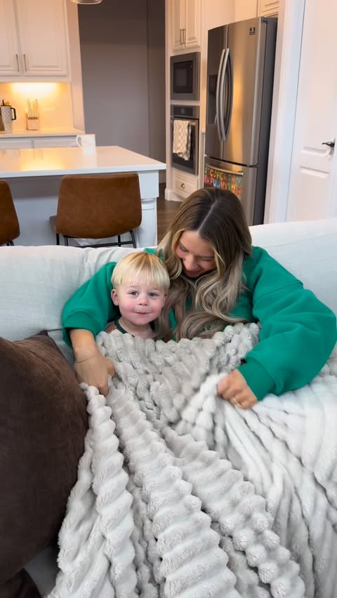 Instagram post by @justrachellewery for Bedsure Home. Caption reads: Mom Errands ☕️🛒🛍️ Found the PERFECT soft plush....