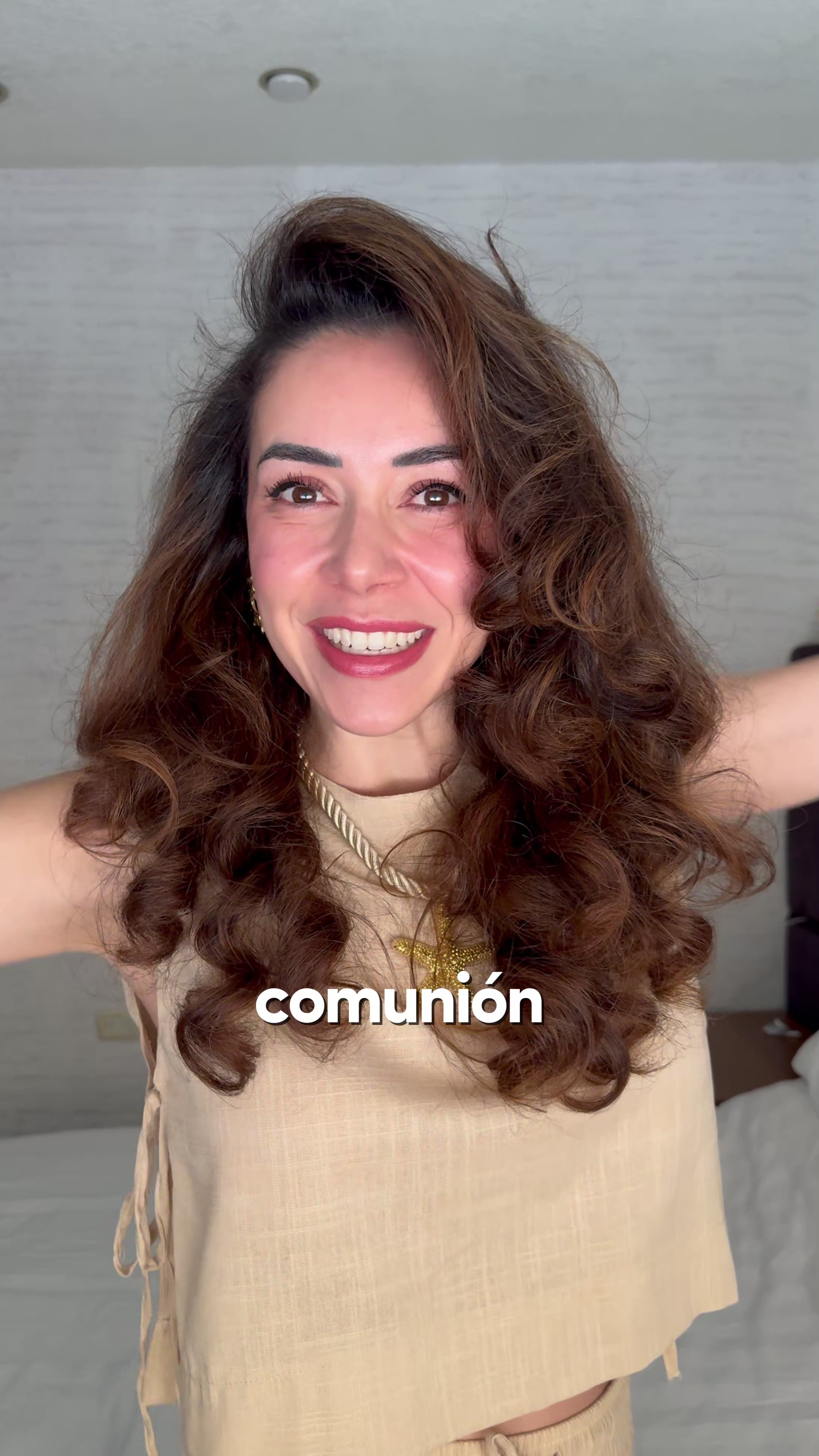 TikTok post by @marianagrora for IT Cosmetics. Caption reads: La clave para lucir una piel radiante es que tus....
